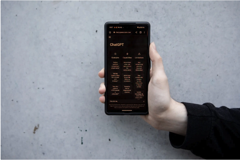 消息称三星考虑默认改用微软必应,谷歌正恐慌性开发 AI 搜索(图2) image.png